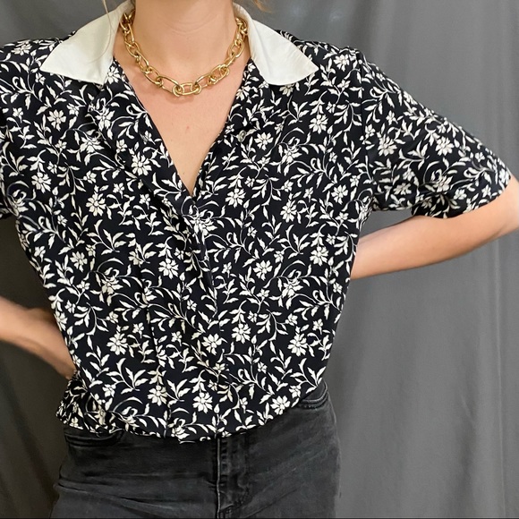 Vintage Tops - Josephine - BW Button Up Funky Vintage Floral Blouse (M/L)